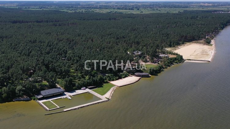 Мер Кличко розбудував свій маєток на Дніпрі: плавучий будинок, вертолітний майданчик та інші зручності