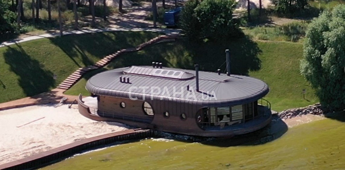 Мэр Кличко расстроил свое имение на Днепре: плавучий дом, вертолетная площадка и другие удобства