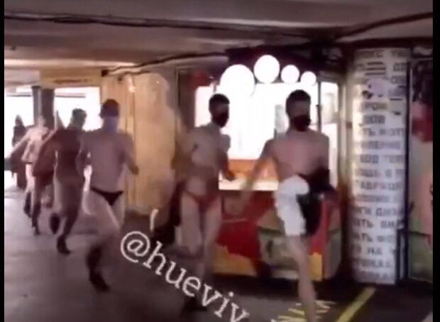 Мужчины в стрингах пробежались в центре Киева: голые забеги в столице становятся доброй традицией - today.ua