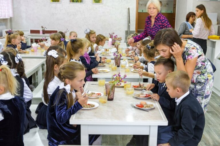 Как заработают школьные столовые с 1 сентября: новый график питания, расстояние между столами и маски  - today.ua