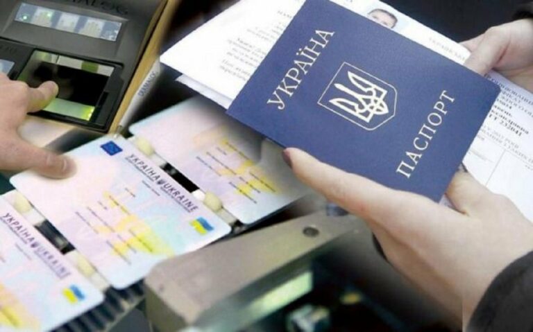 Украинцам поменяют паспорта: бумажные книжечки выведут из обслуживания - today.ua