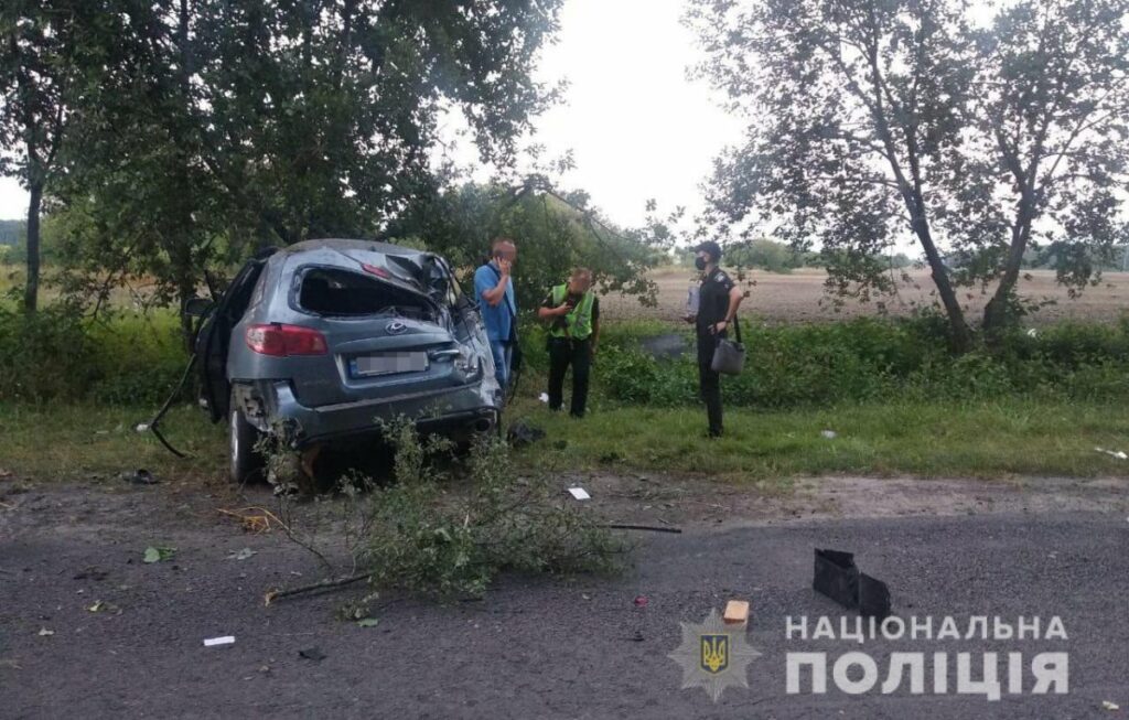 Смертельна ДТП під Львовом: позашляховик розбився вщент, четверо людей постраждали