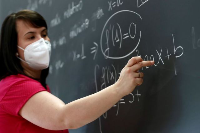 Учителям разрешили заменить маски на другие средства защиты: что предложили в Минздраве    - today.ua