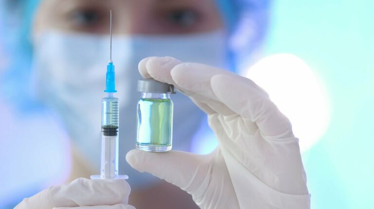 Новая прививка в Украине: детей и взрослых обяжут пройти вакцинацию от осложнений COVID-19 - today.ua