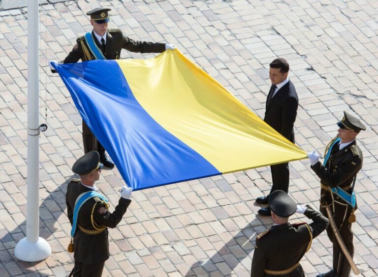 Федина вимагає покарати Зеленського за наругу над державною символікою: “Тупцювати по прапору неприпустимо“ - today.ua