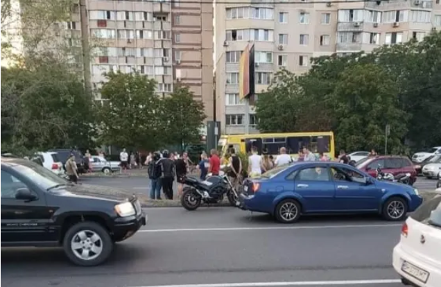ДТП в Одесі: мотоцикліст на переході збив жінку з двома дітьми, свідки аварії влаштували самосуд - today.ua