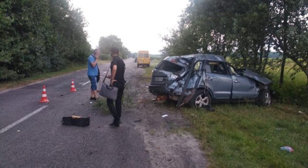 Смертельна ДТП під Львовом: позашляховик розбився вщент, четверо людей постраждали - today.ua