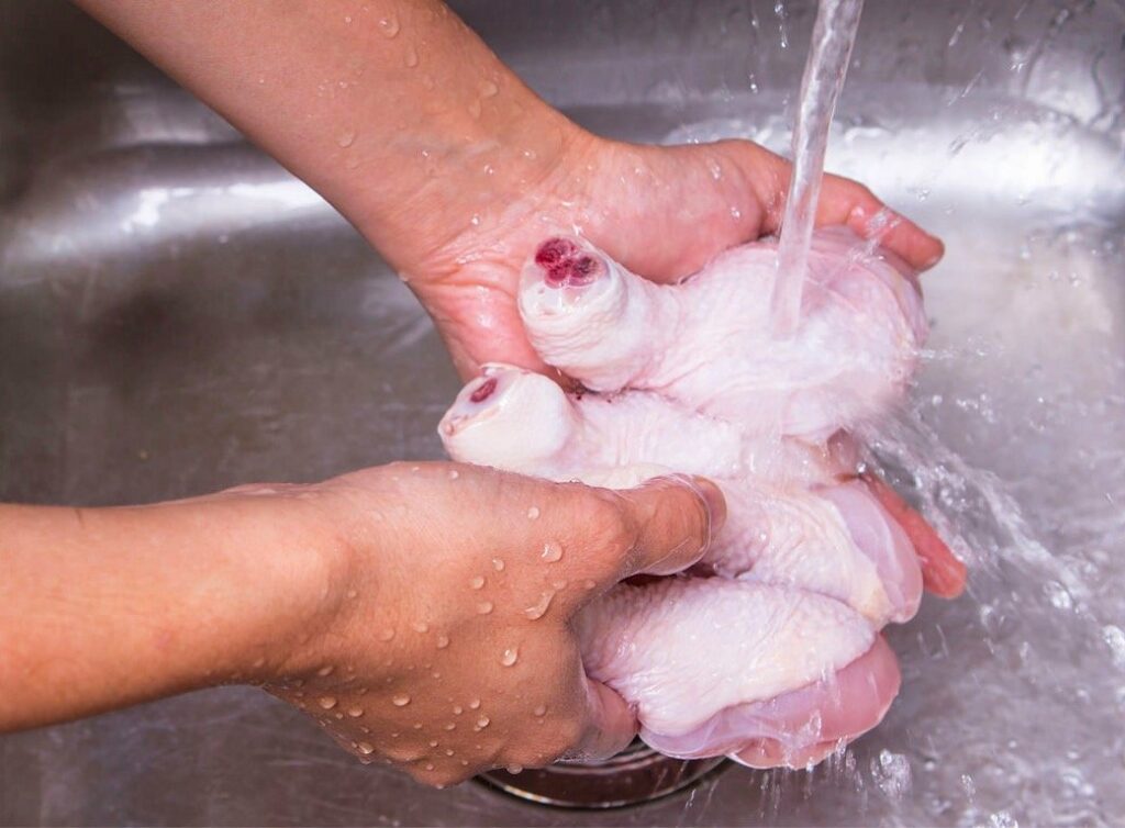 Чому категорично не можна мити курку перед приготуванням: медики приголомшили заявою