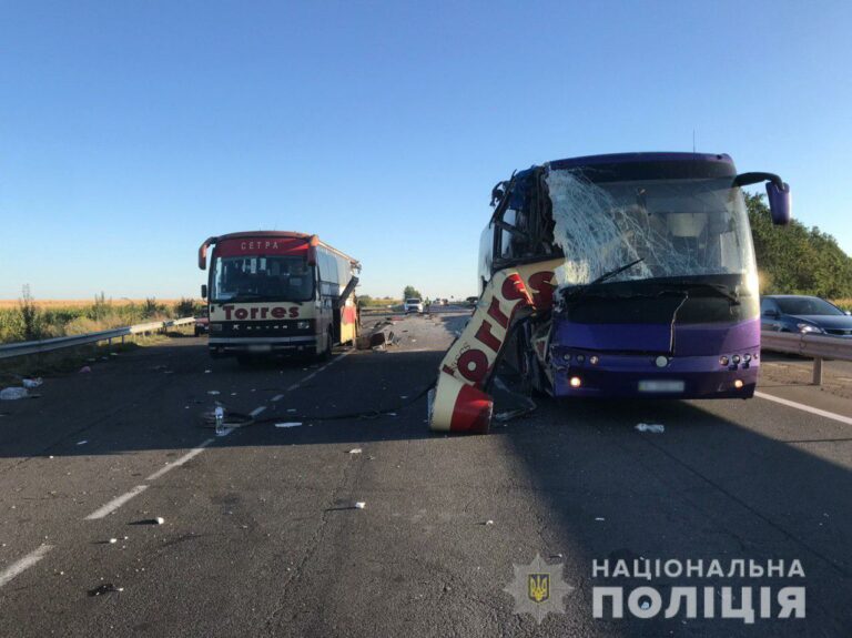 Трагическое ДТП на ночной дороге: в Кировоградской области столкнулись два автобуса - today.ua