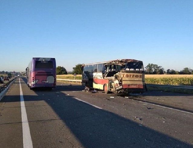 Трагическое ДТП на ночной дороге: в Кировоградской области столкнулись два автобуса