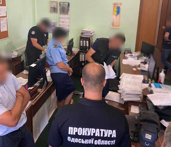 Чиновников Одесской таможни задержали за взятки при оформлении «евроблях» - today.ua