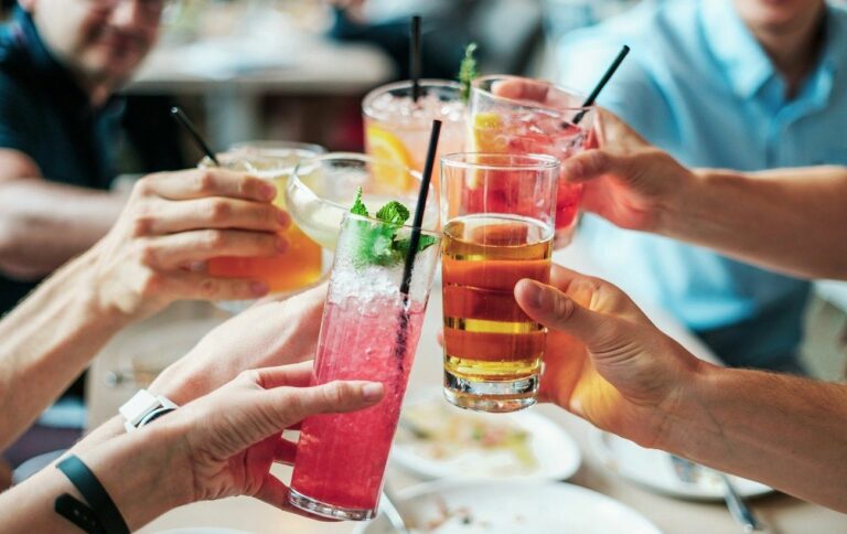 Рівносильний смерті: медики назвали алкогольний напій, який найбільш небезпечний у спеку - today.ua