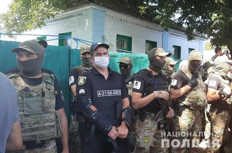 Конфликт с ромами в Харьковской области: село окружено полицией и спецназом - что там происходит