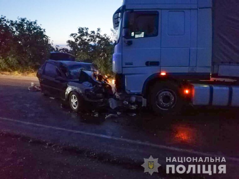 ДТП поблизу Южноукраїнська: легковий автомобіль врізався у вантажівку - є жертви - today.ua