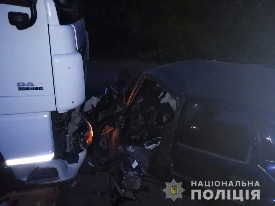 ДТП поблизу Южноукраїнська: легковий автомобіль врізався у вантажівку - є жертви