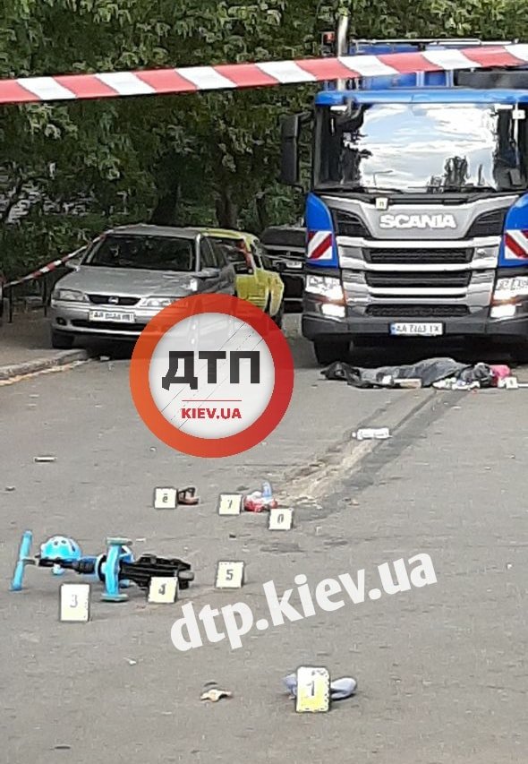 ДТП с мусоровозом в Киеве: под колесами огромной машины оказалась женщина с ребенком