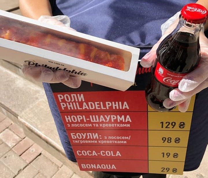 Киевским водителям, попавшим в “пробку“, начали предлагать еду - today.ua