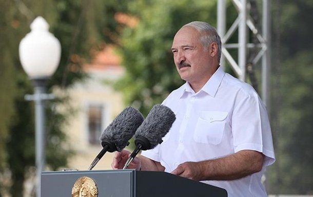 Лукашенко наказав закрити всі страйкуючі підприємства Білорусі: “З понеділка - замок на ворота“