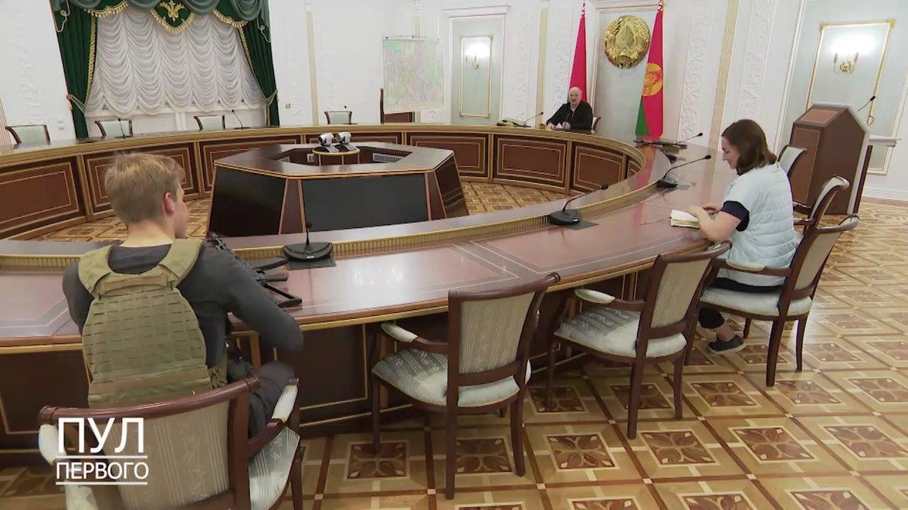 Кадры вооруженного автоматом несовершеннолетнего Коли Лукашенко вызвали ажиотаж в Сети