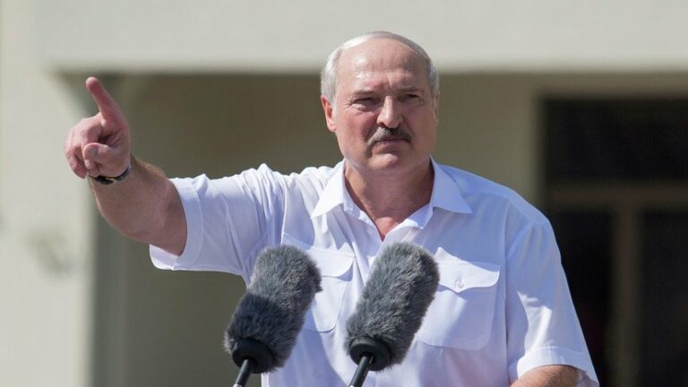 Лукашенко  велел закрыть все бастующие предприятия Беларуси: “С понедельника – замок на ворота“ - today.ua