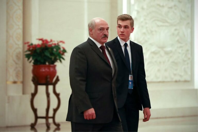 Кадры вооруженного автоматом несовершеннолетнего Коли Лукашенко вызвали ажиотаж в Сети - today.ua