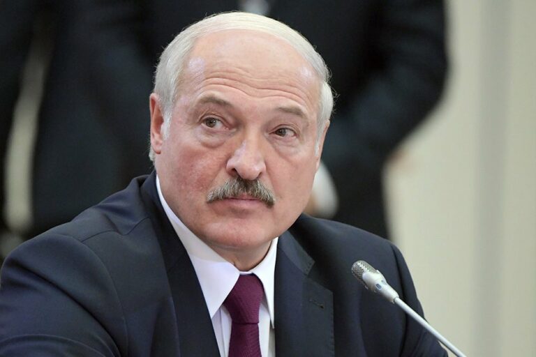 У Лукашенко – инсульт: белорусский лидер третьи сутки не появляется на людях - today.ua