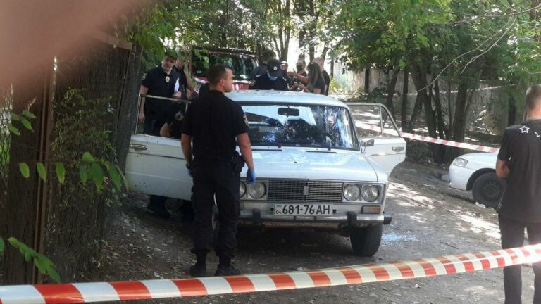 В Днепре в салоне припаркованного автомобиля взорвалась граната: водителю оторвало обе руки - today.ua