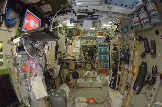 Нез'ясований витік повітря на МКС: весь екіпаж станції йде жити в російський модуль
