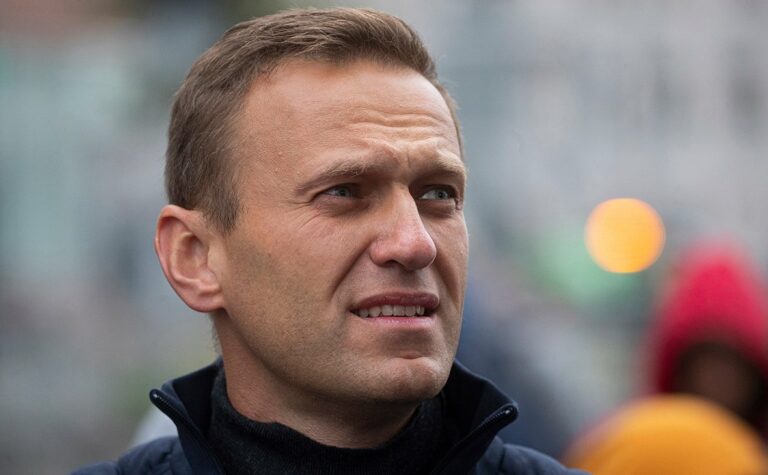 В Москве приземлился пассажирский борт с Алексеем Навальным: политика задержали - today.ua