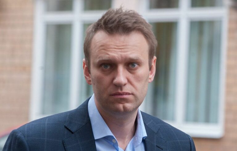 Не рассчитали дозу: Алексей Навальный должен был умереть от яда, но что-то пошло не так - today.ua