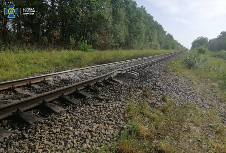 Диверсія на Житомирщині: потяг, що віз 64 вагони пального з Білорусі, намагалися пустити під укіс - today.ua