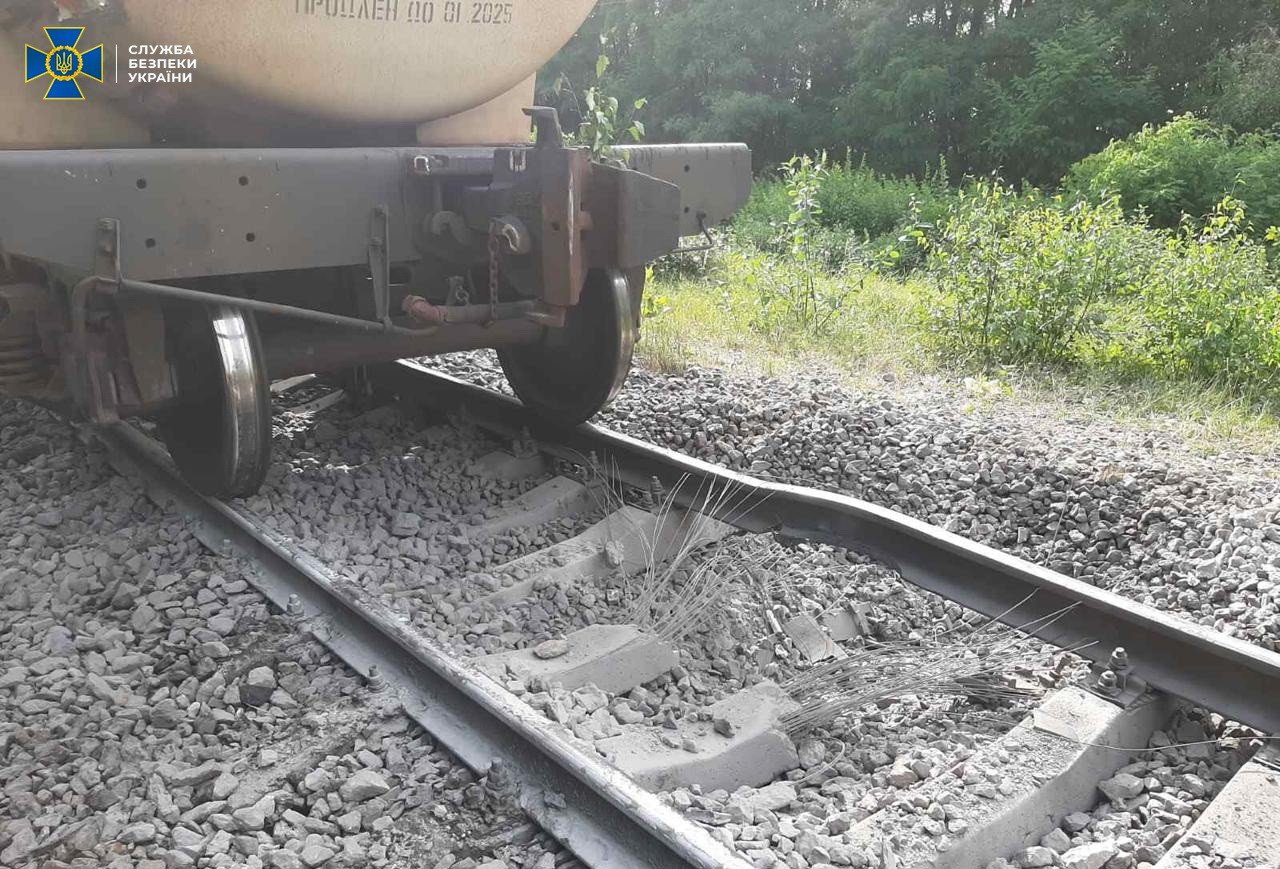 Диверсія на Житомирщині: потяг, що віз 64 вагони пального з Білорусі, намагалися пустити під укіс