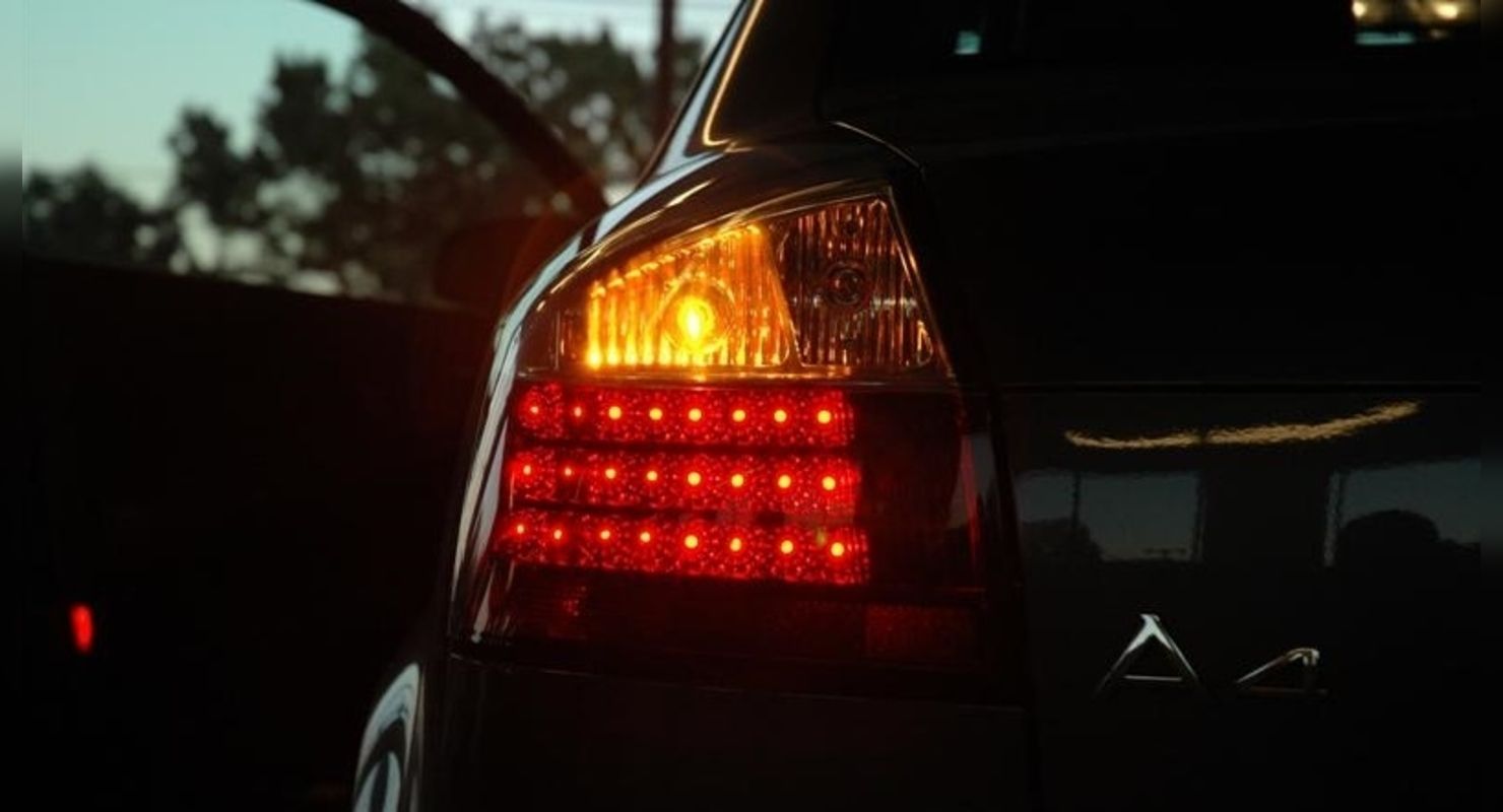 Что значит, если водитель моргает то левым, то правым поворотником? - today.ua