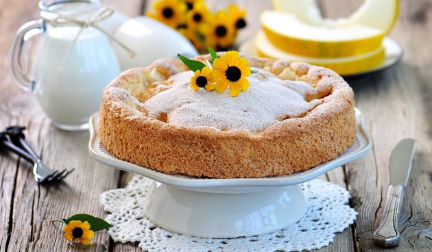 Шарлотка с дыней и корицей: как испечь оригинальный сезонный пирог с “изюминкой“ - today.ua