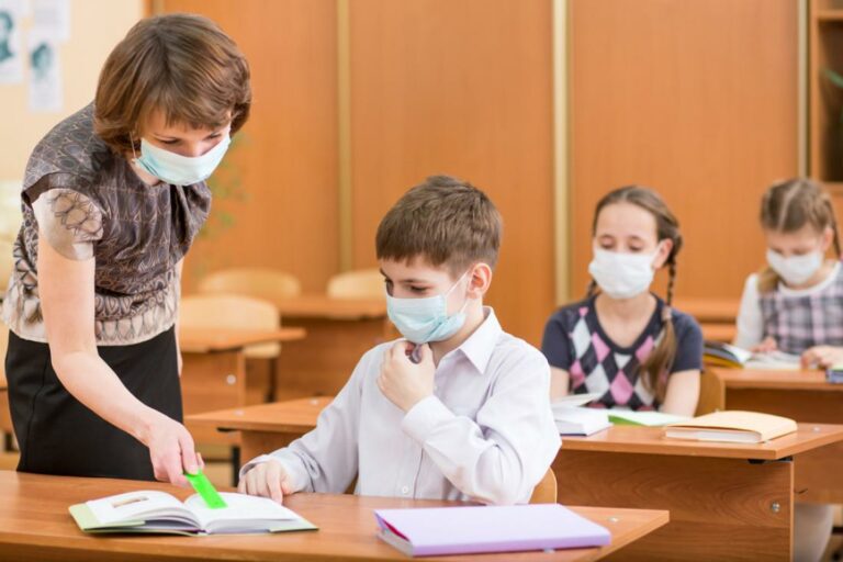Вакцинация учителей в Украине будет обязательной, а иначе школы закроют - today.ua