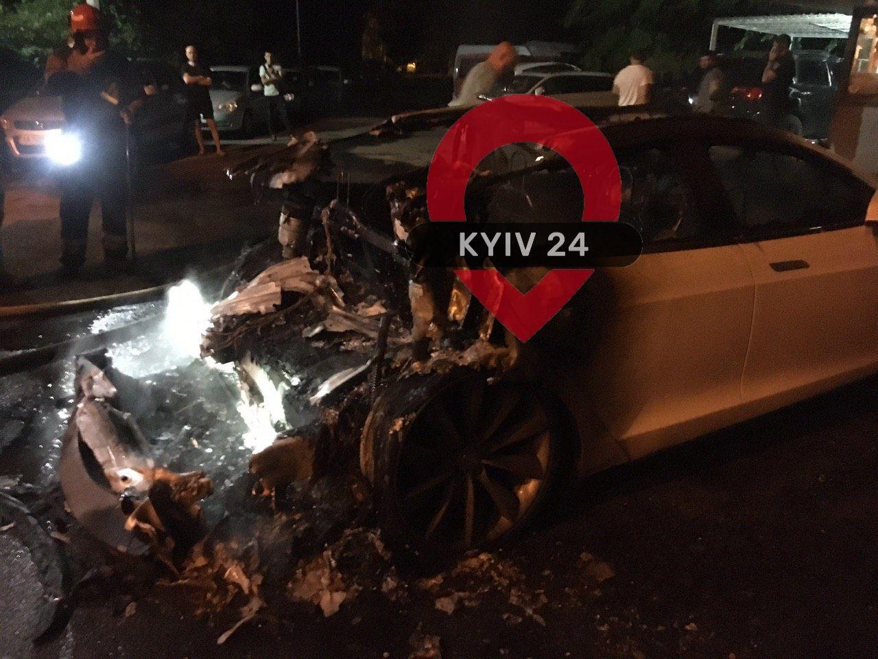 В Киеве сожгли Tesla экс-главы ОП Андрея Богдана