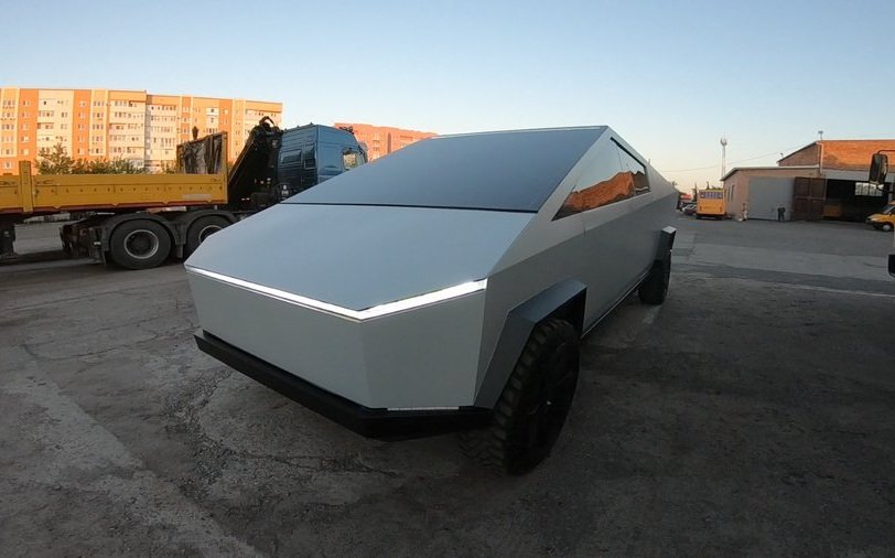 Житель Полтавы создал копию пикапа Tesla Cybertruck