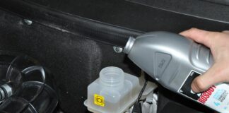 Як часто потрібно міняти гальмівну рідину в авто? - today.ua