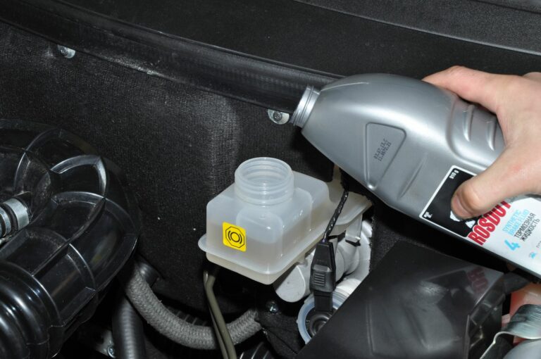 Как часто нужно менять тормозную жидкость в авто? - today.ua
