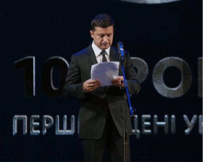 Президент Зеленський згадав свою колишню професію і прочитав п'єсу про себе в театрі імені Франка: “Легше стати президентом“  - today.ua