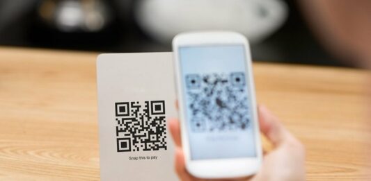 Українців обкрадають за допомогою QR-кодів: знімають гроші з карток і блокують телефони - today.ua