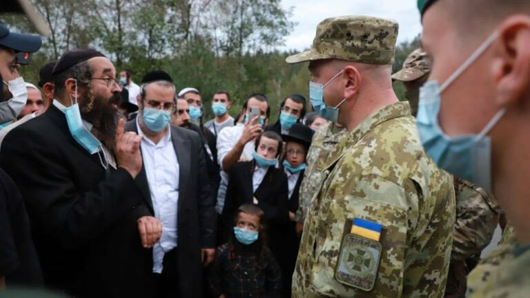 Хасиды надели шаровары и поют гимн Украины: зачем паломники на границе кричат «Слава Украине!» - today.ua