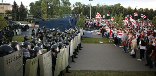 Лукашенко ввел в Минск войска: главные улицы столицы перекрыли БТРы, натянута колючая проволока - today.ua