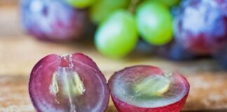 Чи можна їсти виноград з кісточками: думка лікарів - today.ua