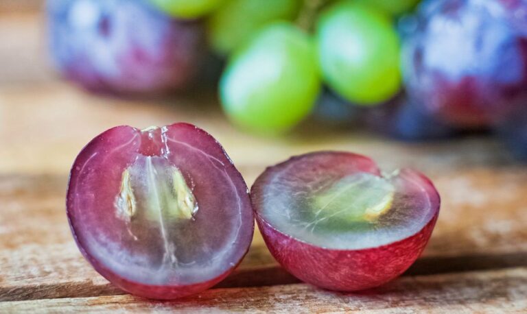 Чи можна їсти виноград з кісточками: думка лікарів - today.ua