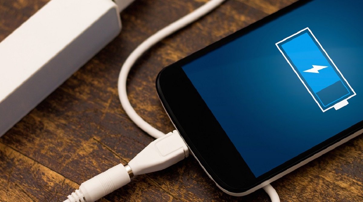Пять запрещенных действий со смартфоном на зарядке: эксперты перечислили главные запреты
