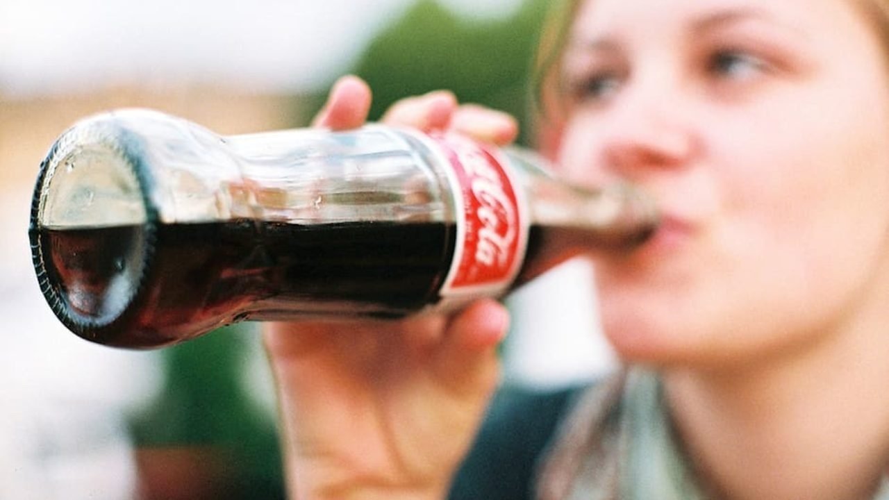 Напиток, который вызывает у детей агрессию: подросткам его пить запрещено