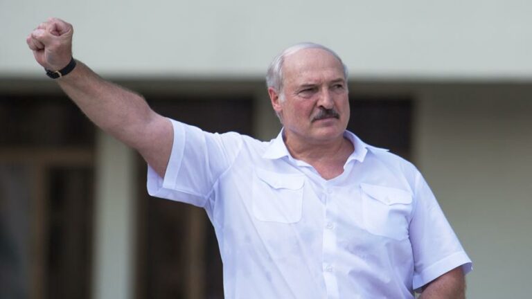 Лукашенко собираются провести тайную инаугурацию: в центр Минска стягивают силовиков  - today.ua