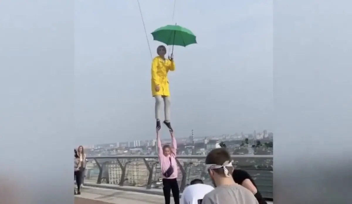 Мэром Киева может стать «Мэри Поппинс»: зачем Верещук летала с зонтом в руках над мостом Кличко