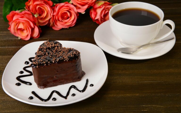 Шоколадный торт без яиц и сметаны: рецепт легкого и очень вкусного десерта к чаю или на праздничный стол - today.ua